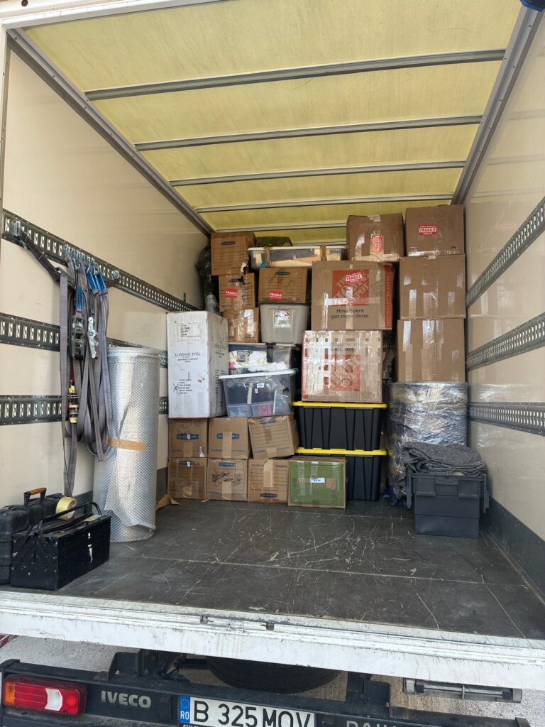 Camion WeMove încărcat cu cutii și obiecte ambalate pentru o mutare
