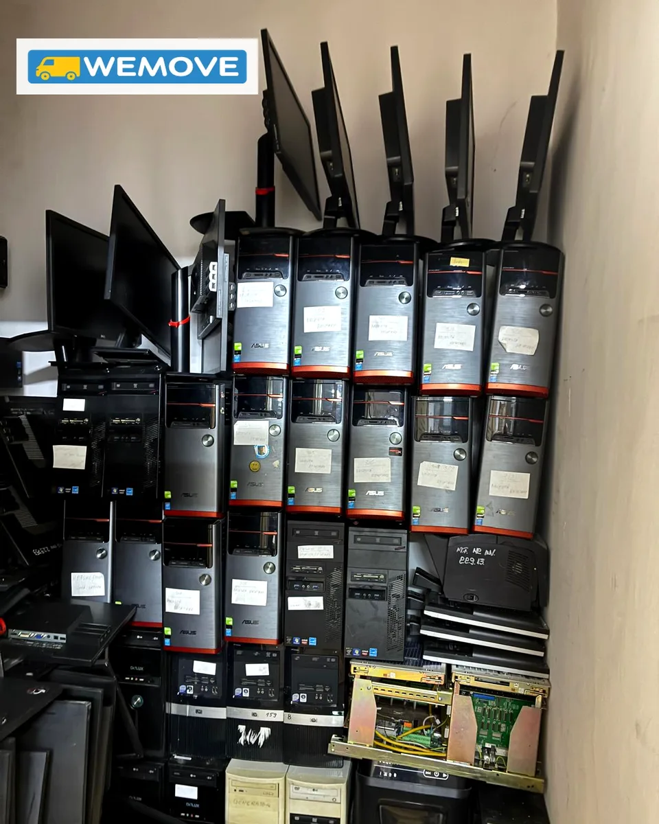 Calculatoare, unități și monitoare scoase din uz, pregătite pentru colectare de la o firmă