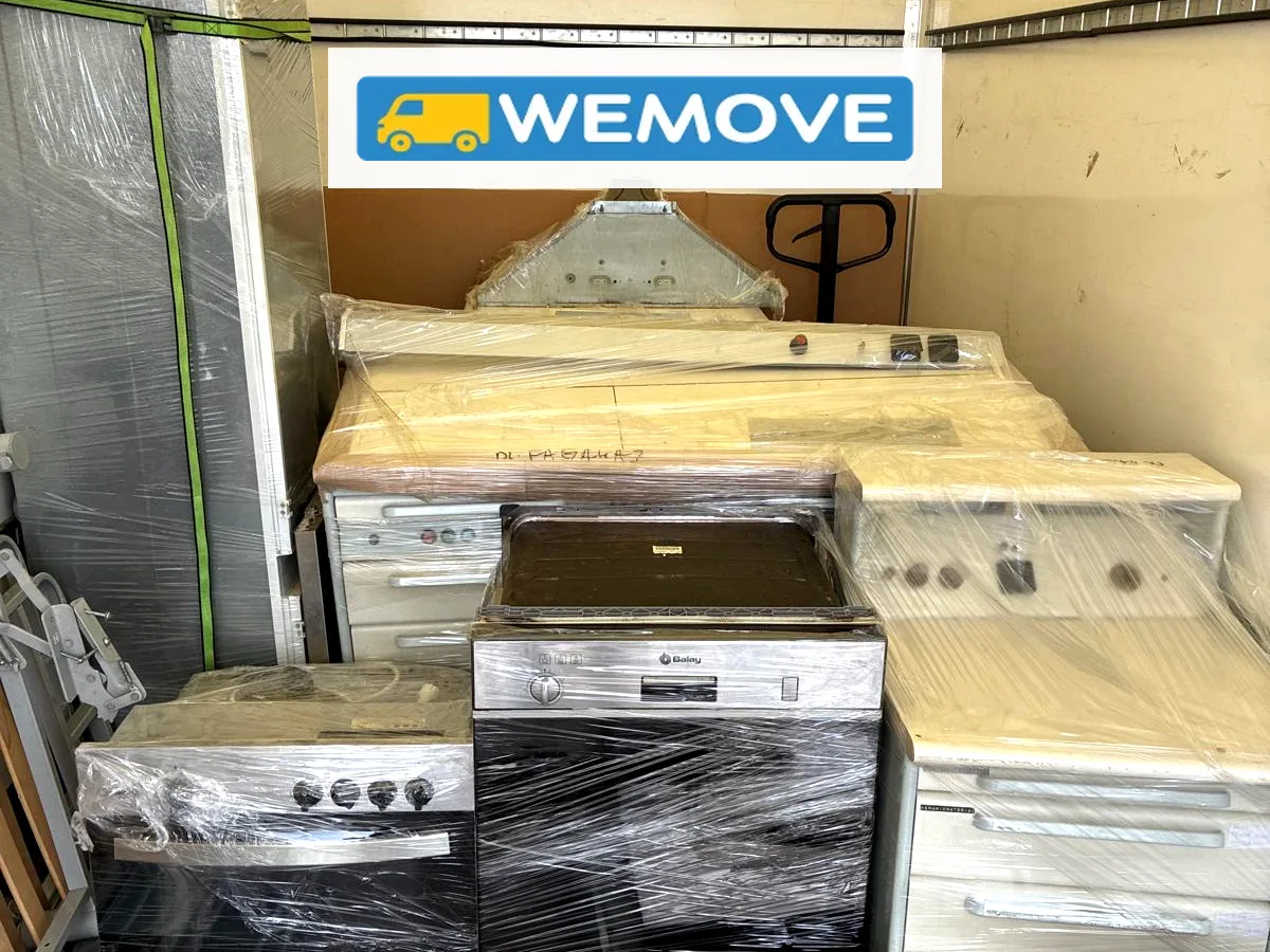 Electrocasnice și mobilier de bucătărie vechi, ambalate în folie în camionul WEMOVE pentru debarasare