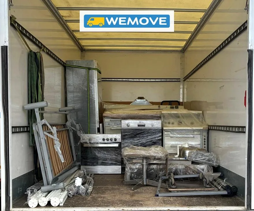 Camion WEMOVE încărcat cu mobilă veche, electrocasnice și obiecte ridicate la o debarasare în București