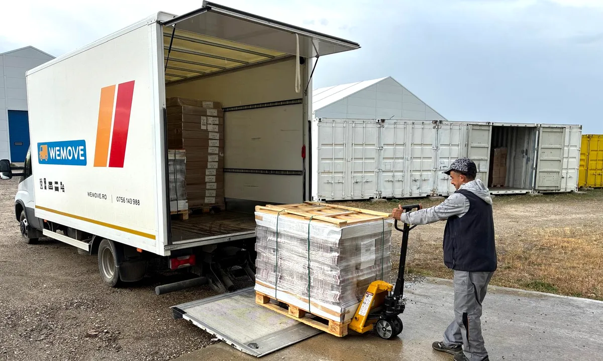 Depozit marfă București: palet descărcat din camionul WEMOVE lângă containerele de depozitare