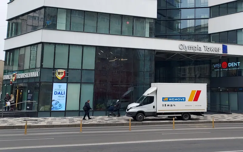 Camion WeMove în fața unei clădiri de birouri din București, la o relocare de firmă